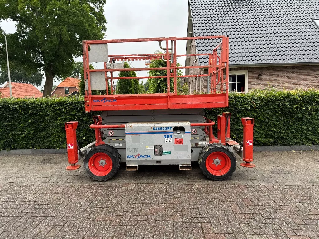 SkyJack sj 6832 rt